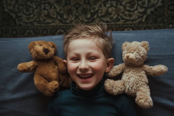 Glücklicher Junge Mit Seinen Bären Die Theater Spielen Selektiver Fokus — Stockfoto