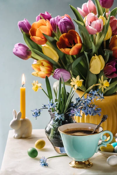 Πάσχα Φόντο Φλιτζάνι Καφέ Λουλούδια Και Αυγά Του Πάσχα Στο — Φωτογραφία Αρχείου
