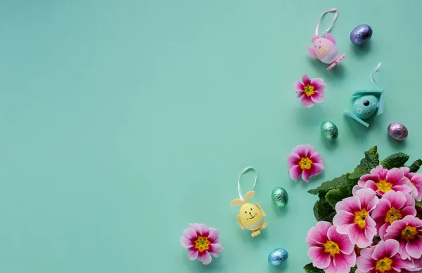 有花朵的复活节背景 复活节彩蛋 蓝色桌子上装饰有复活节彩蛋 有选择的焦点 — 图库照片