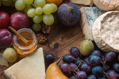 Meyveli peynirin çeşitliliği. fındık ve bal kırsal ahşap arka planda