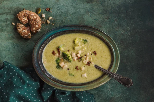 Purê Sopa Creme Vegetal Brócolis Cebola Servido Com Croutons Pinhões — Fotografia de Stock