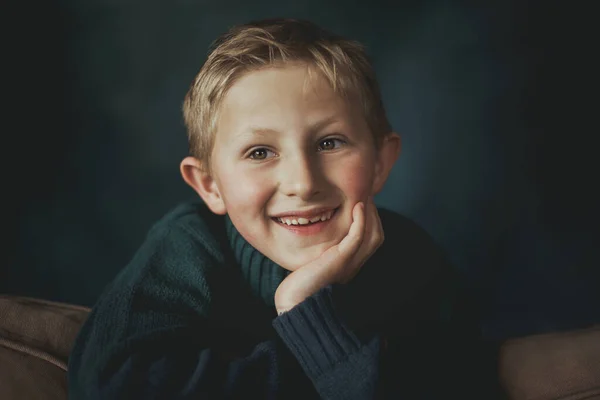 Felice Giovane Ragazzo Sorridente Casa — Foto Stock