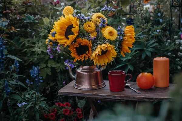 Beaux Tournesols Pot Dans Jardin Avec Tasse Thé Bougie Décor — Photo