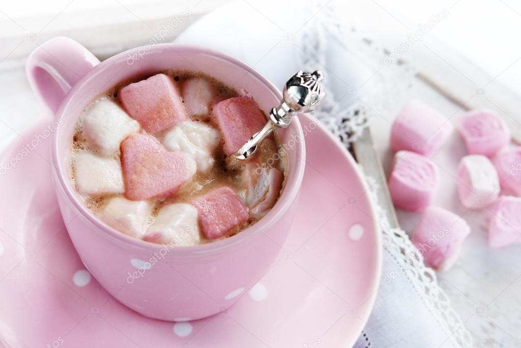 Uma Xícara De Café E Marshmallows Com As Morangos Frescas Em Espetos Foto  de Stock - Imagem de sobremesa, quente: 72783746