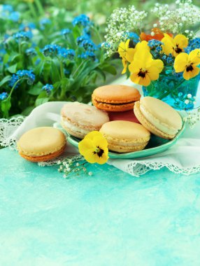 Bahar çiçekleri ile macaroons