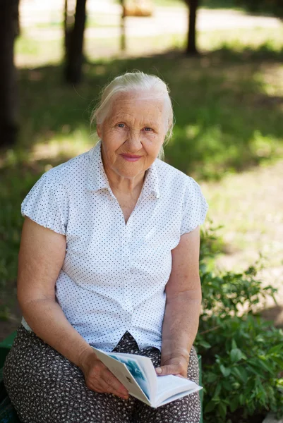 Felice donna anziana — Foto Stock