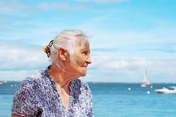 年配の女性の海辺 — ストック写真