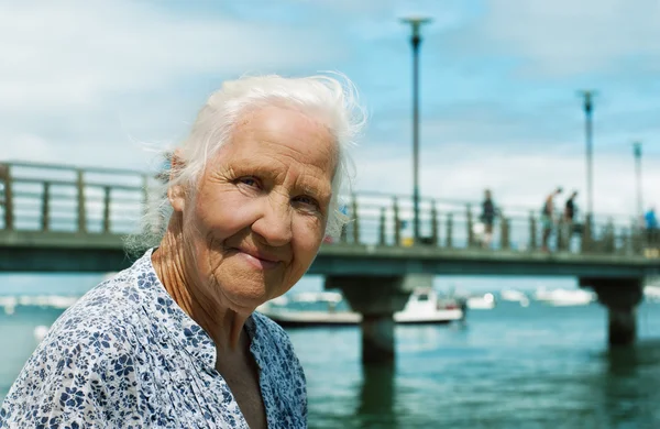 Wanita senior di tepi laut — Stok Foto