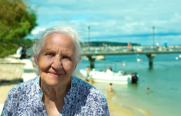Lächelnder Senior am Meer — Stockfoto