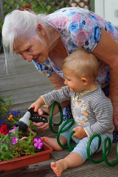 Пожилая женщина и внук — стоковое фото