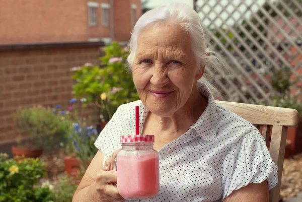 Yaşlı kadın ile güler yüzlü — Stok fotoğraf