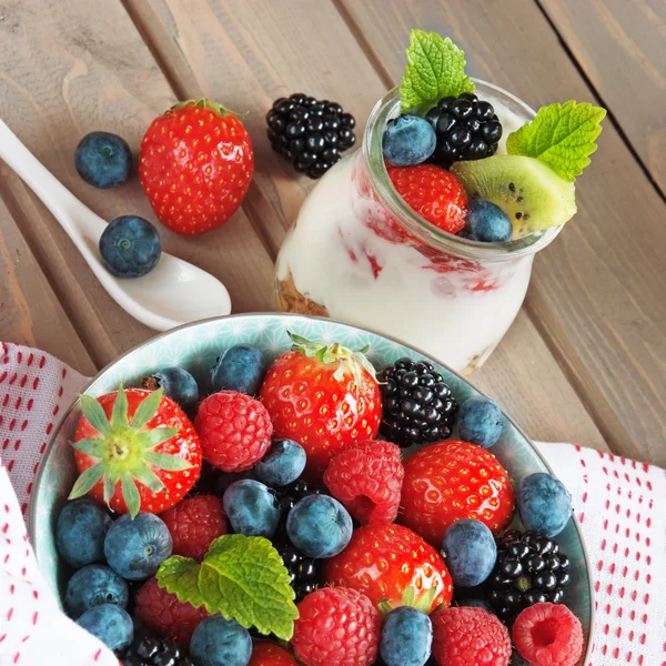 Gesunde Beeren und Joghurt — Stockfoto