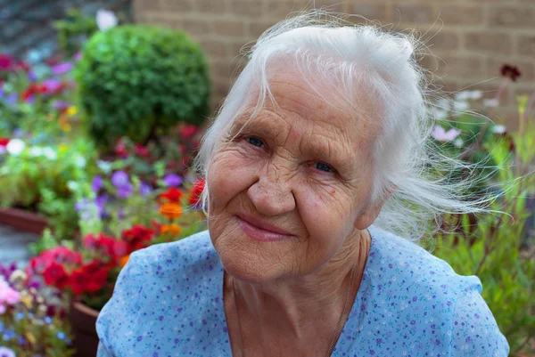 Ευτυχής ηλικιωμένη γυναίκα — Φωτογραφία Αρχείου