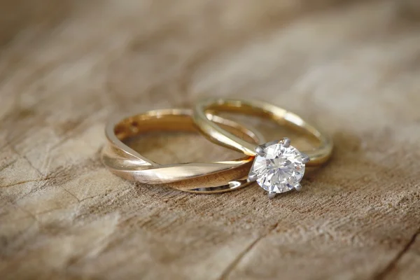 Anillo de compromiso y banda de boda — Foto de Stock