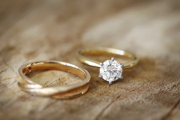 Anillo de compromiso y banda de boda — Foto de Stock