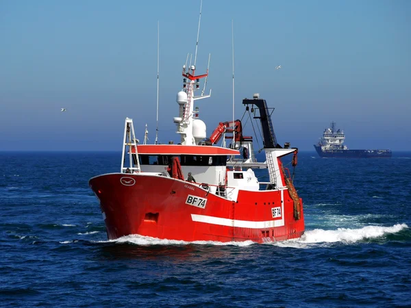 Barco de pesca en marcha — Foto de Stock