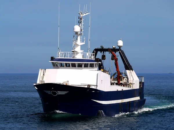 Fischtrawler unterwegs — Stockfoto