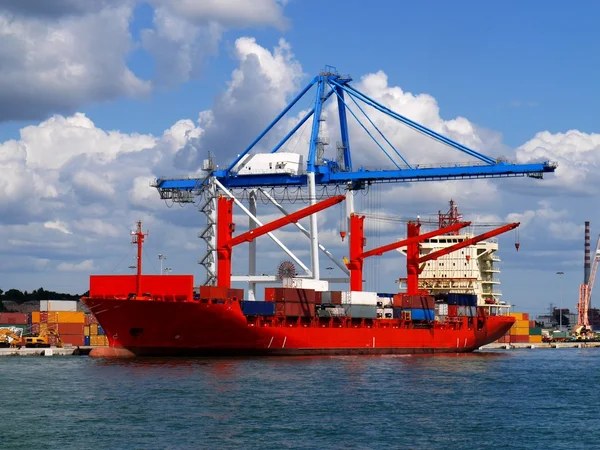 Rotes Containerschiff ein — Stockfoto