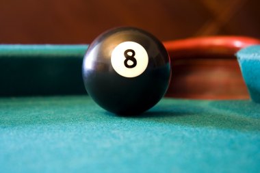 Sekiz Top Bilardo masasında