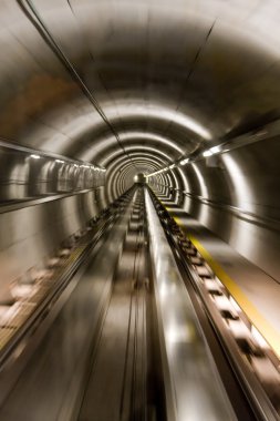 Tren tüneli hareketli
