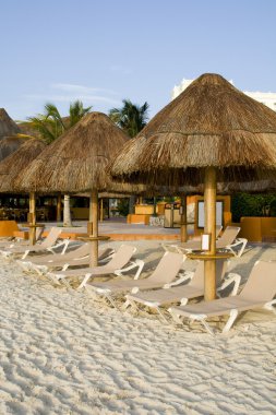 Plaj sandalyeleri ile Meksika Resort