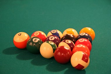 Bilardo masası Racked topları ile