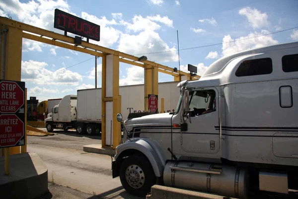 Cruce fronterizo de camiones — Foto de Stock