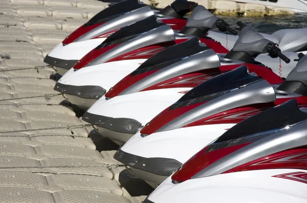 Grupo de motos acuáticas en el muelle — Foto de Stock