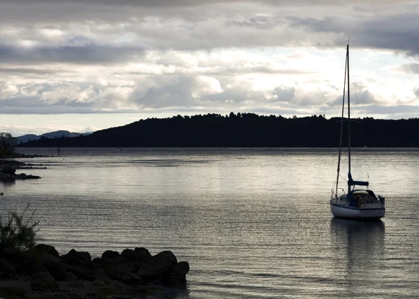 Sail Boat in Water in de schemering — Stockfoto