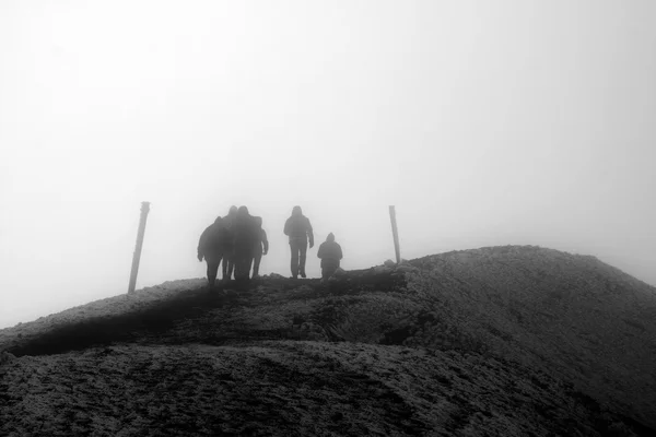 Senderistas en la cima de la montaña sombría — Foto de Stock