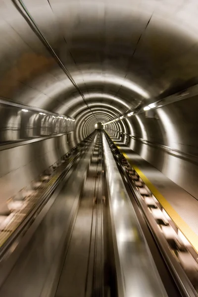 Trein in tunnel te bewegen — Stockfoto