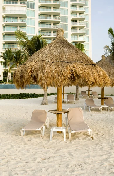 Resort messicano con sedie a sdraio — Foto Stock