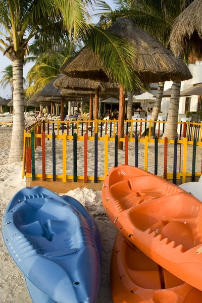 Sea Kayaks at Beach Resort Ready for Fun — Stock Photo, Image