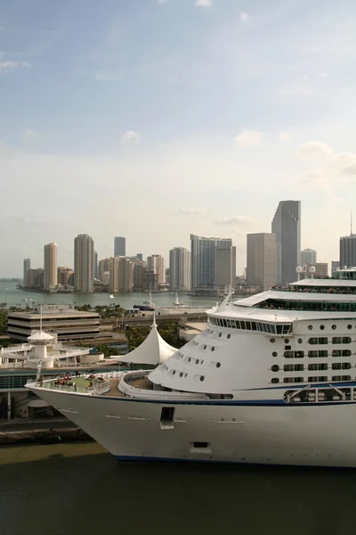 Línea de cruceros acoplados con Miami Skyline — Foto de Stock