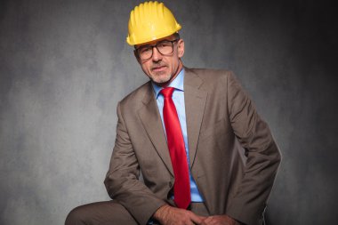 gözlük ve kask giyiyor zarif kıdemli mühendis