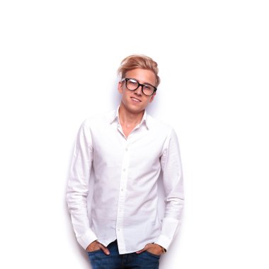 çekici genç sarışın adam beyaz izole Studio'da poz