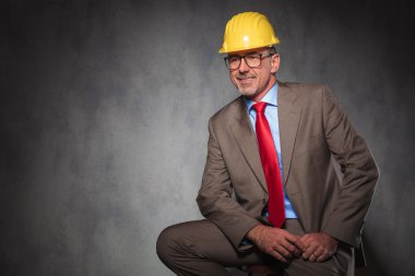 gülümseyen kask ve gözlük, kendine güvenen kıdemli mühendis