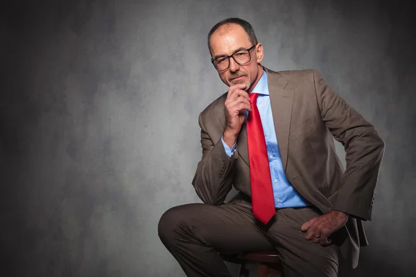 Portrait of confident entrepreneur wearing glasses and thinking — Stock Photo, Image