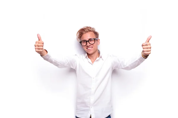 Confident blonde man showing thumbs up with open arms — 图库照片