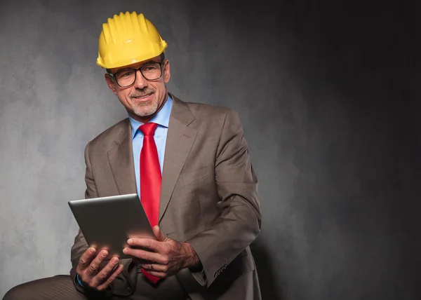 Attractive senior engineer wearing glasses and helmet — 图库照片