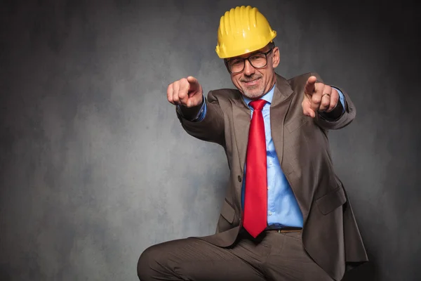 Engineer wearing helmet and glasses while pointing fingers — Stock Photo, Image