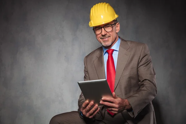 Maturo ingegnere in giacca e cravatta con occhiali e casco — Foto Stock