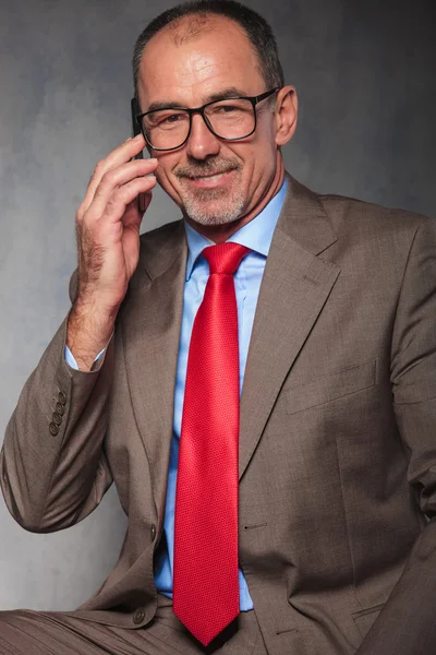 Mature businessman wearing glasses smiling — Stock Photo, Image