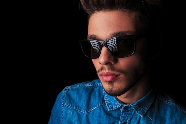 Retrato de hombre en denim con gafas de sol en estudio oscuro —  Fotos de Stock