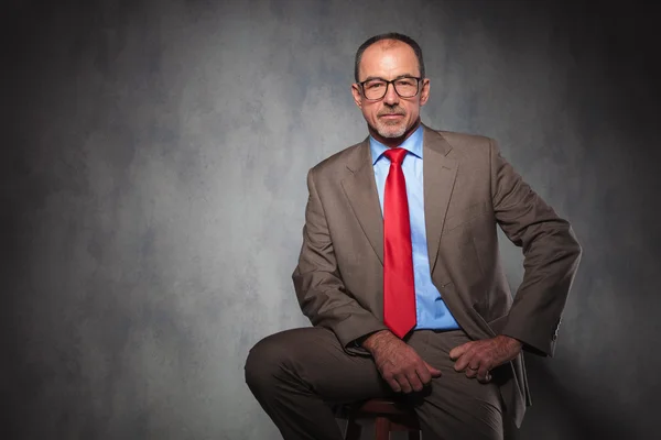 Reifer gutaussehender Geschäftsmann mit Anzug und Brille — Stockfoto