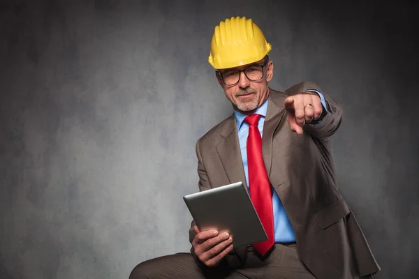 Engineer posing holding a tablet while pointing his finger — Stock Photo, Image