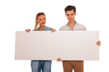 bir reklam panosu tutan sevimli çift portresi