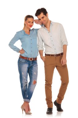 beyaz stüdyo arka planda sevimli çift