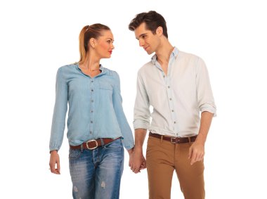 beyaz izole stüdyoda yürüyen sevimli çift