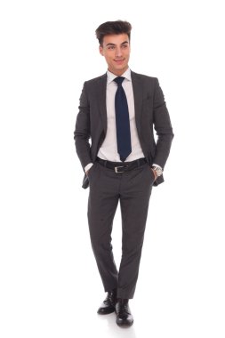 Elleri ceplerinde duran bir iş adamı tarafında